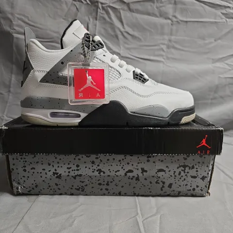 BOXED PAIR OF NIKE AIR JORDAN 4 RETRO SHOES IN WHITE/GREY/BLACK SIZE UK 9