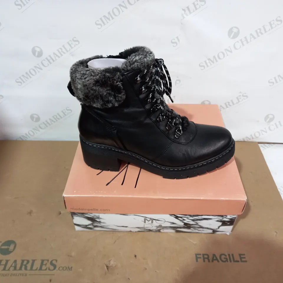BOXED PAIR OF MODA IN PELLE BLACK BOOTS - SIZE 41