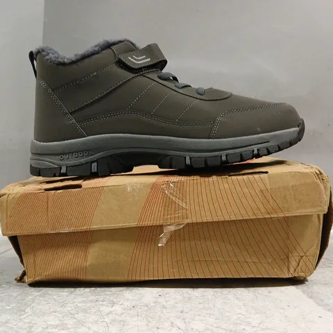 BOXED PAIR OF UNBRANDED SHOES IN GREY SIZE EU 45