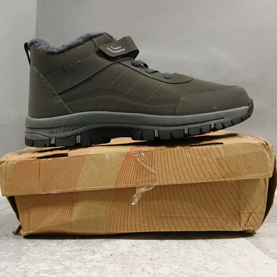BOXED PAIR OF UNBRANDED SHOES IN GREY SIZE EU 45