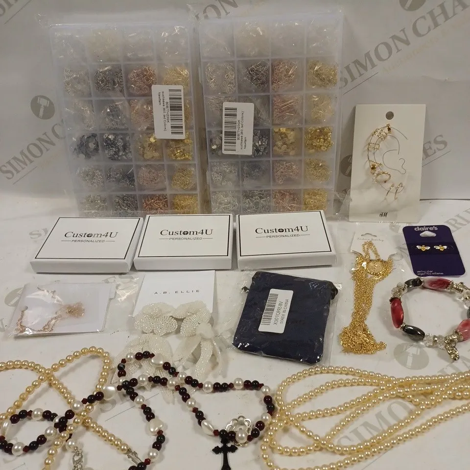 BOX TO CONTAIN APPROX. 25 X ASSORTED ITEMS OF JEWELLERY. INCLUDES NECKLACES, BRACELETS, EARRINGS ETC 