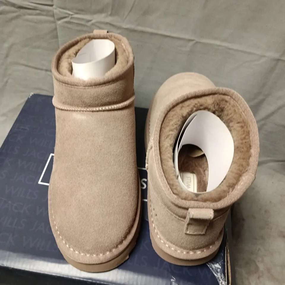 BOXED JACK WILLS KIDS' BROWN SUEDE BOOTS WITH FAUX FUR LINING - UK 5