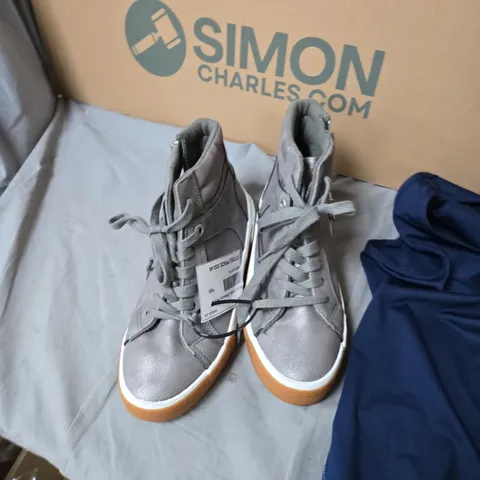 BOX OF ASSORTED CLOTHING ITEMS INCLUDING  – SNEAKERS, SANDALS, BLUE TOP & PURPLE CARDIGAN