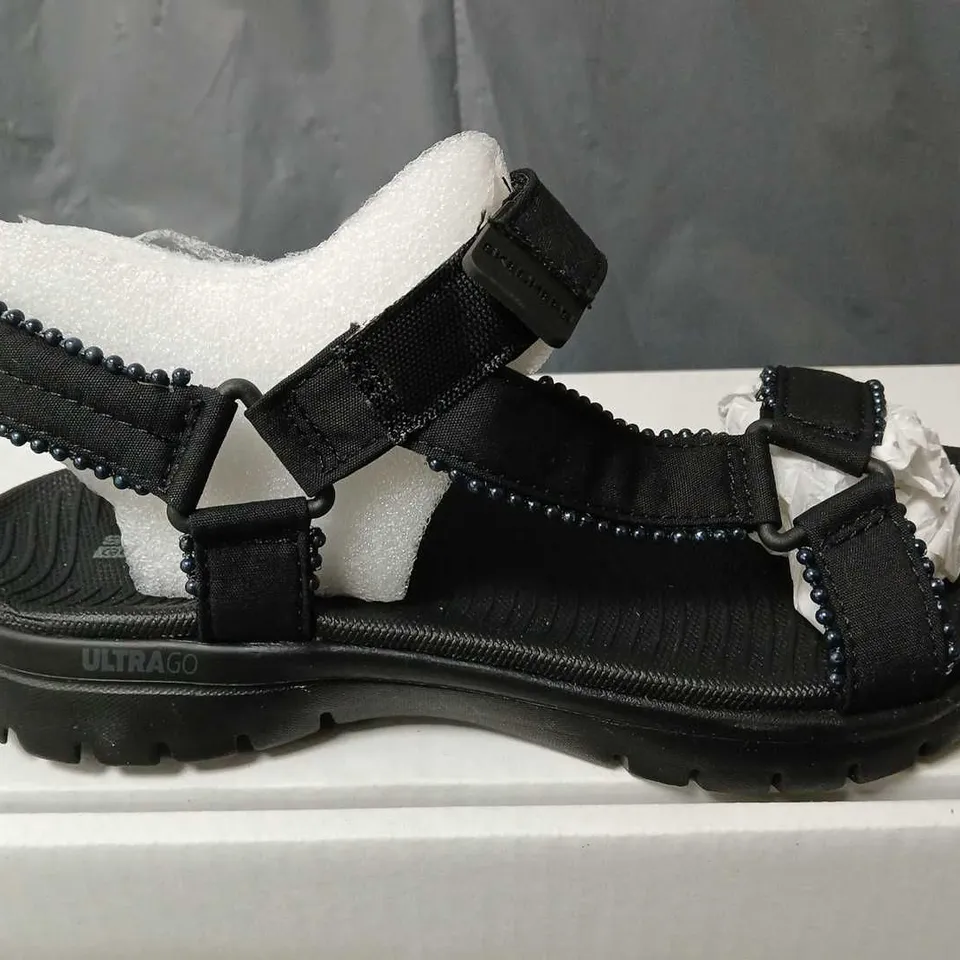 SKECHERS FLEX SANDALS IN BLACK - SIZE 4