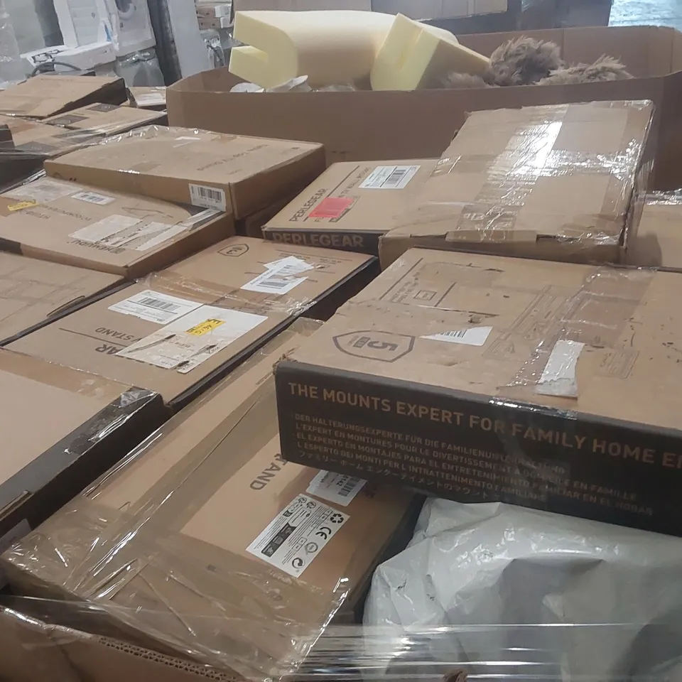 PALLET CONTAINING A LARGE QUANTITY OF ASSORTED TV BRACKETS ECT