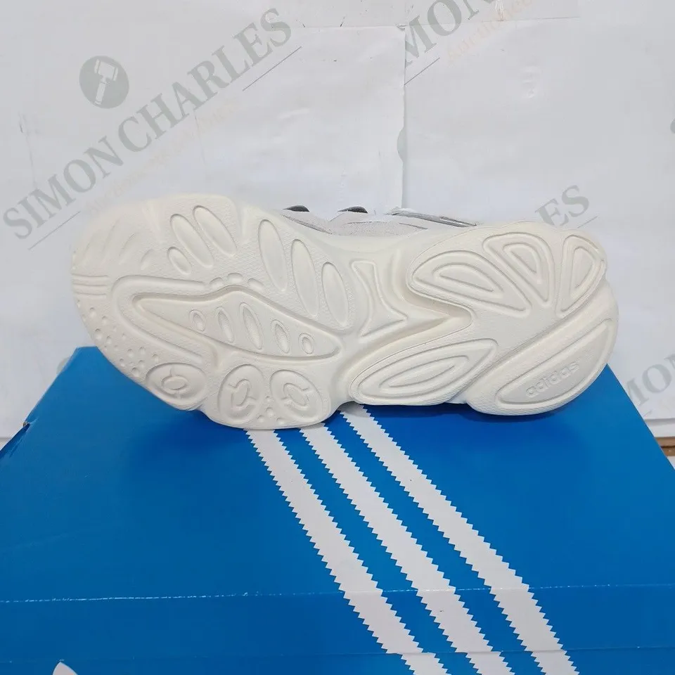 BOXED PAIR OF ADIDAS OZWEEGO CHILDRENS TRAINERS - WHITE / SIZE: CHILDS 13.5 UK 