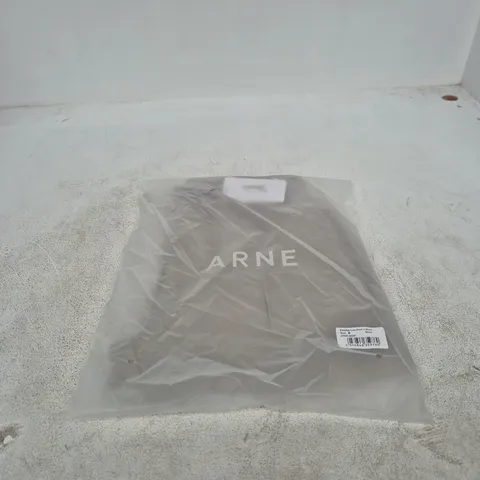 ARNE EVERYDAY LUXE SHORT IN STONE – SIZE M