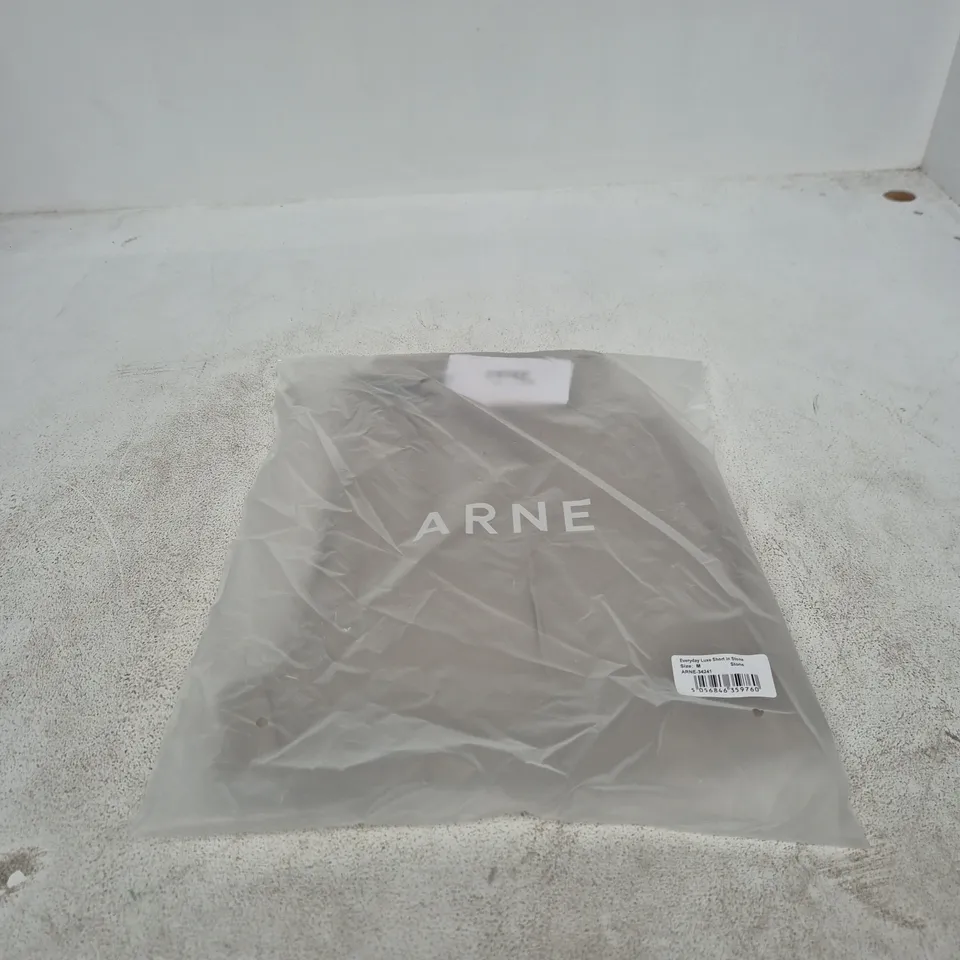 ARNE EVERYDAY LUXE SHORT IN STONE – SIZE M