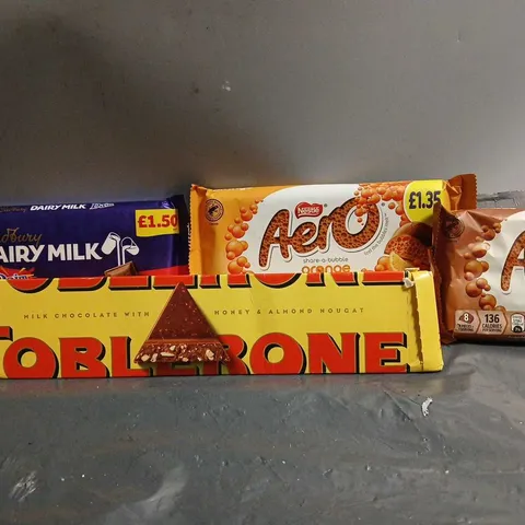 TOTE OF APPROX 6 ASSORTED FOOD ITEMS TO INCLUDE - AERO ORANGE BAR , AERO CHOCOLATE BAR , TOBLARONE ETC