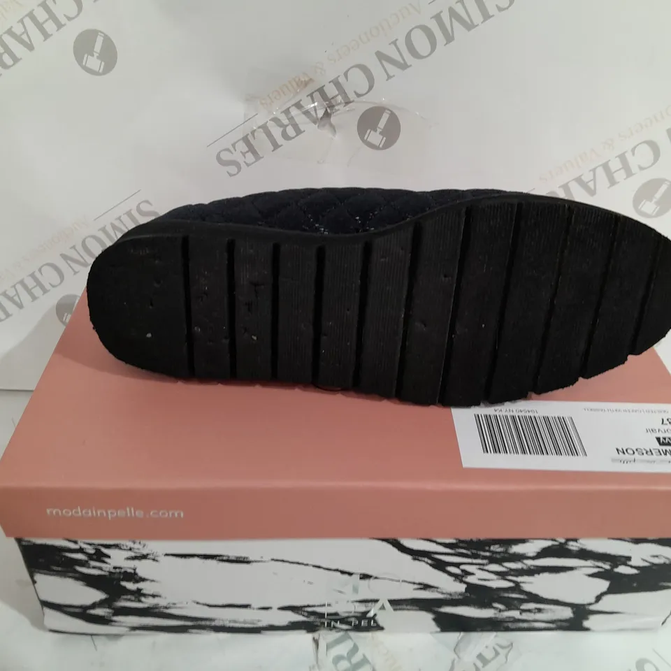 BOXED PAIR OF MODA IN PELLE EMMERSON NAVY BLUE SIZE 4