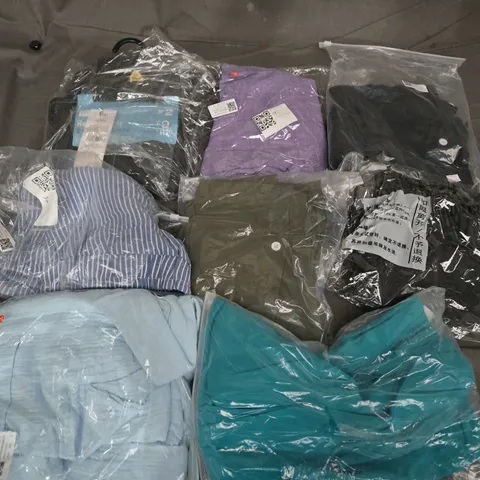 APPROXIMATELY 35 ASSORTED CLOTHING ITEMS IN VARIOUS SIZES, STYLES & COLOURS TO INCLUDE T-SHIRTS, TROUSERS, JEANS, ETC - COLLECTION ONLY