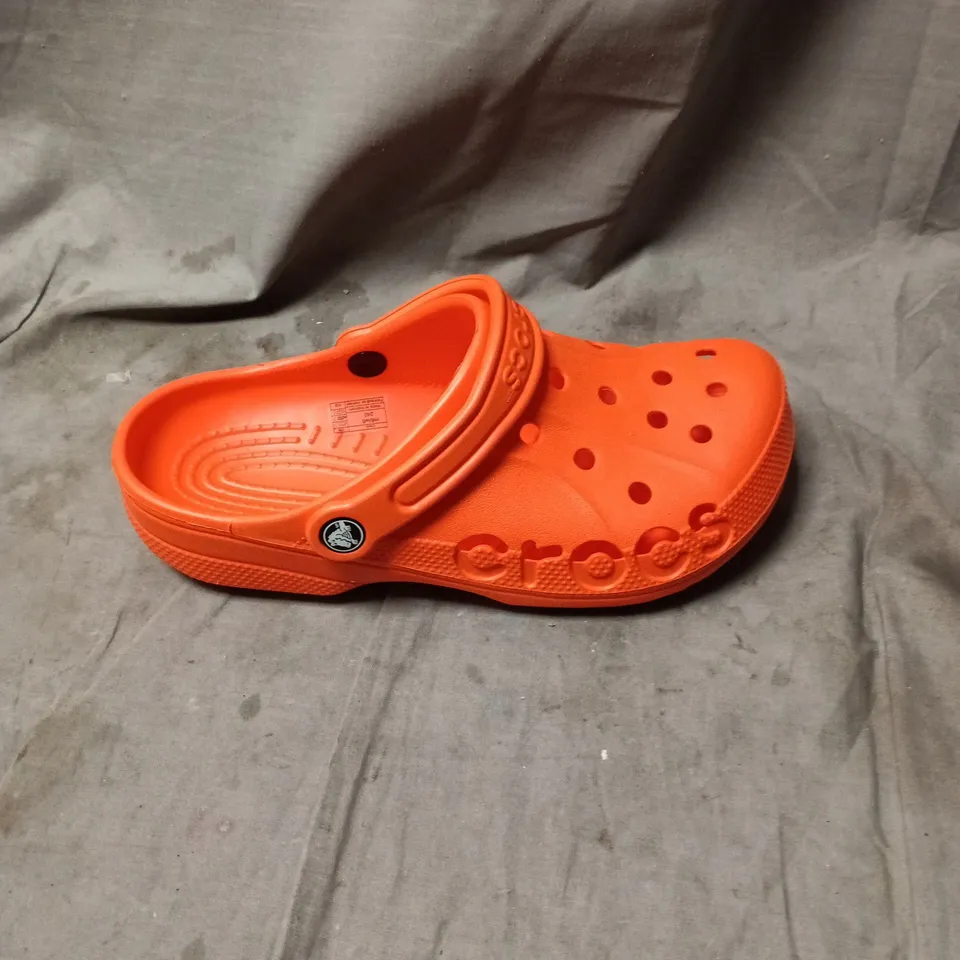 CROCS ORANGE SANDALS – PAIR SIZE M6 W8 UNBOXED