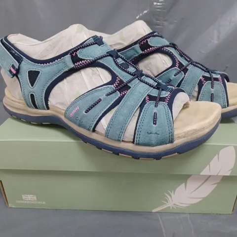 BOXED PAIR OF FREE SPIRIT FAIRMONT 2 SANDALS IN NAVY SIZE 9