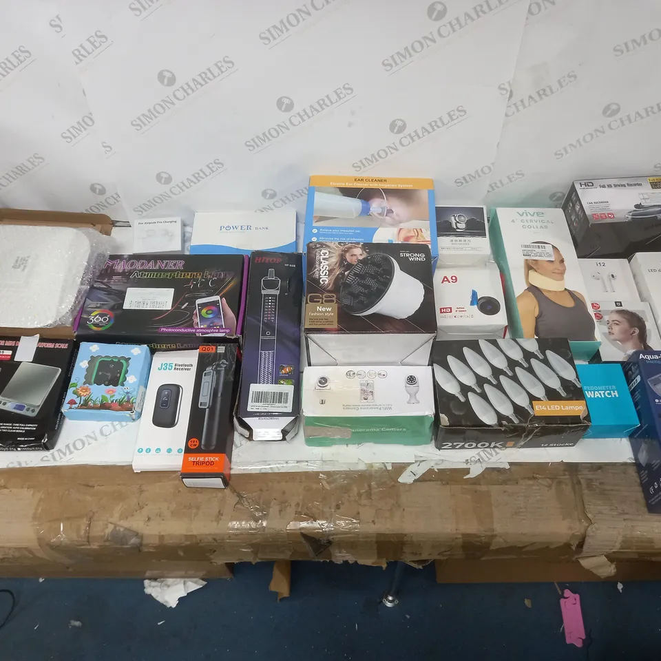LOT OF APPROXIMATELY 20 HOUSEHOLD ELECTRICS AND GOODS TO INCLUDE SECURITY CAMERAS, CLASSIC STRONG WIND DRYER ACCESSORY, AND E14 LED LIGHTS ETC.