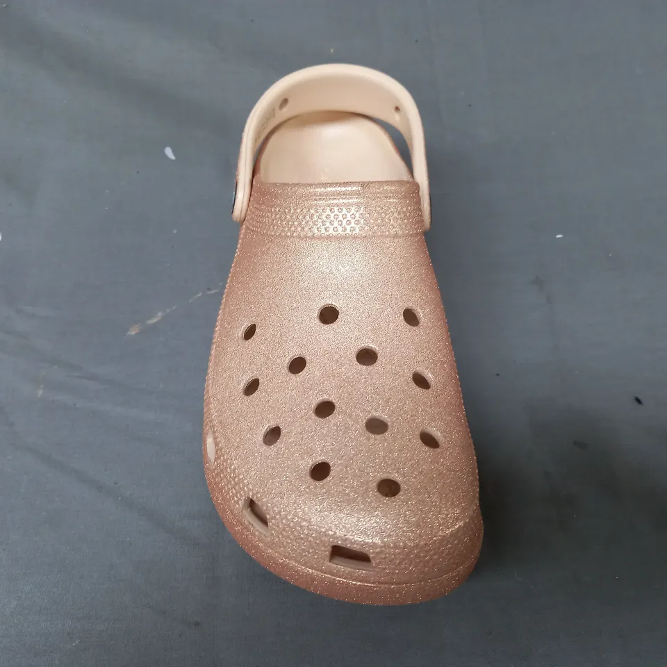 PAIR OF CROCS CLASSIC PLATFORM CLOGS IN METALLIC BRONZE W. GLITTER EFFECT UK SIZE 6