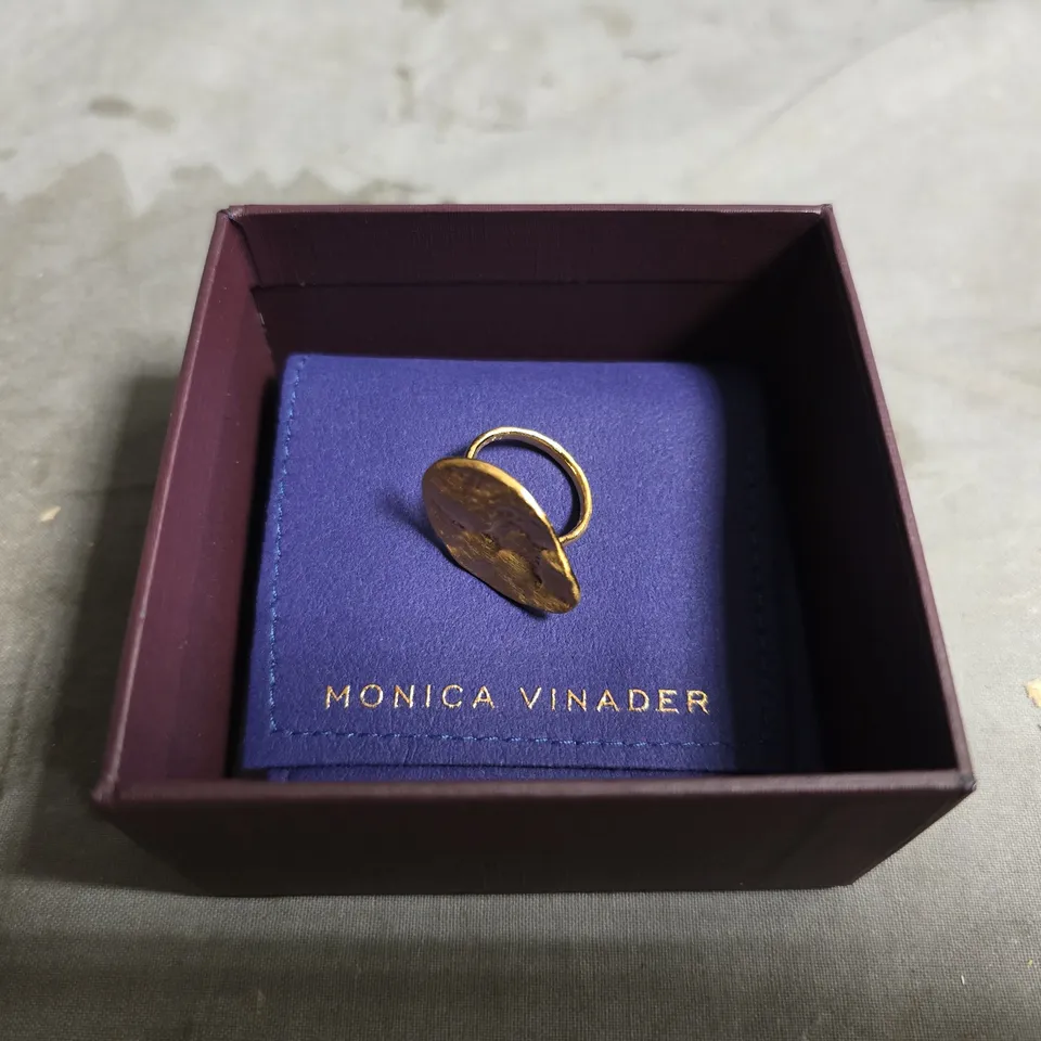 MONICA VINADER GOLD-TONE RING WITH HAMMERED DISC – BOXED 