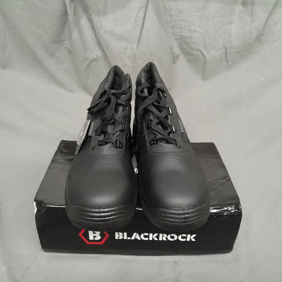 BOXED PAIR OF BLACKROCK CHUKKA SAFETY BOOTS SIZE 8