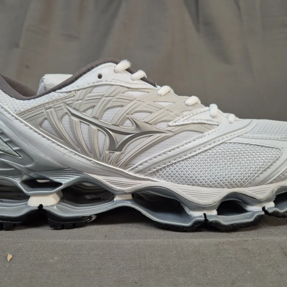 BOXED PAIR OF MIZUNO WAVE PROPHECY LS SHOES IN WHITE/SILVER UK SIZE 9