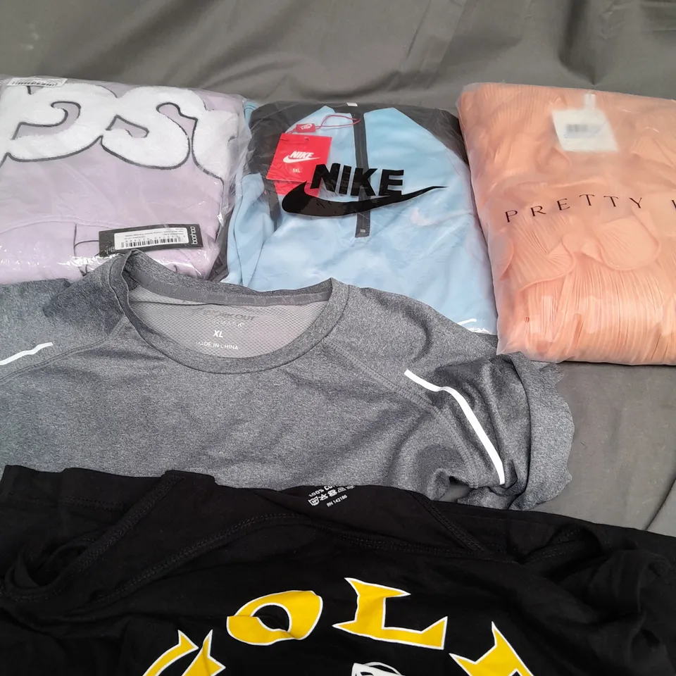 BOX OF APPROXIMATELY 25 ASSORTED CLOTHING ITEMS TO INCLUDE - HOODIE , TANK TOP , T-SHIRT ETC