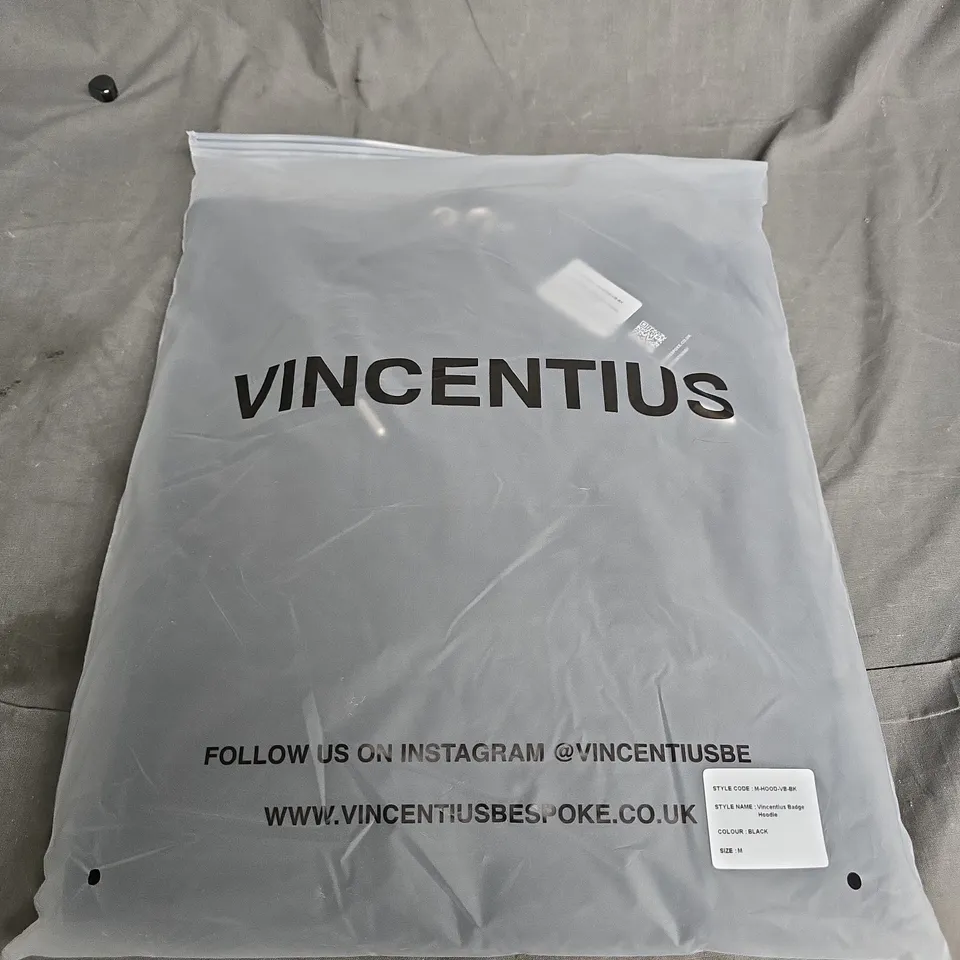 BAGGED VINCENTIUS BADGE HOODIE – BLACK, SIZE M