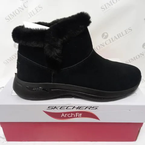 BOXED PAIR OF SKECHERS JOY CHUGGA BOOTS BLACK SIZE 7