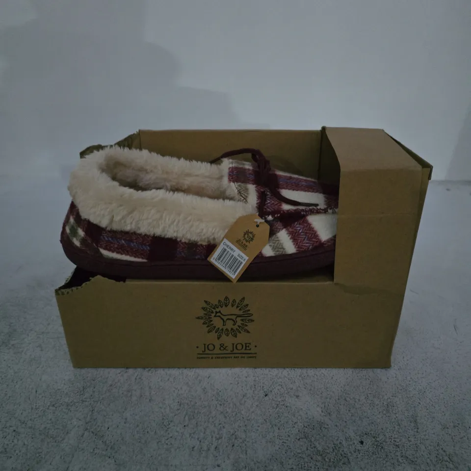 JO & JOE PLAID FLEECE-LINED SLIPPERS – SIZE 6