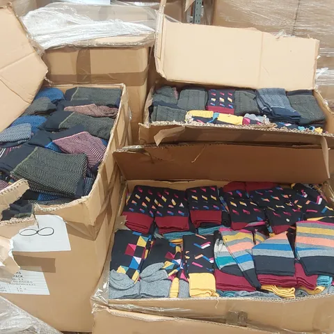 PALLET CONTAINING A VERY LARGE QUANTITY OF ASSORTED SOCKS 