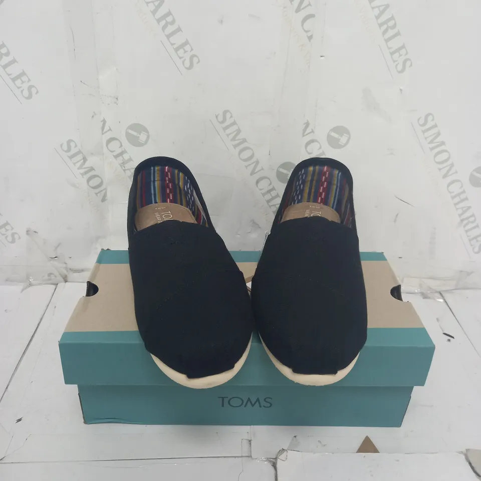 BOXED TOMS CLASSIC SLIP ON SIZE 8