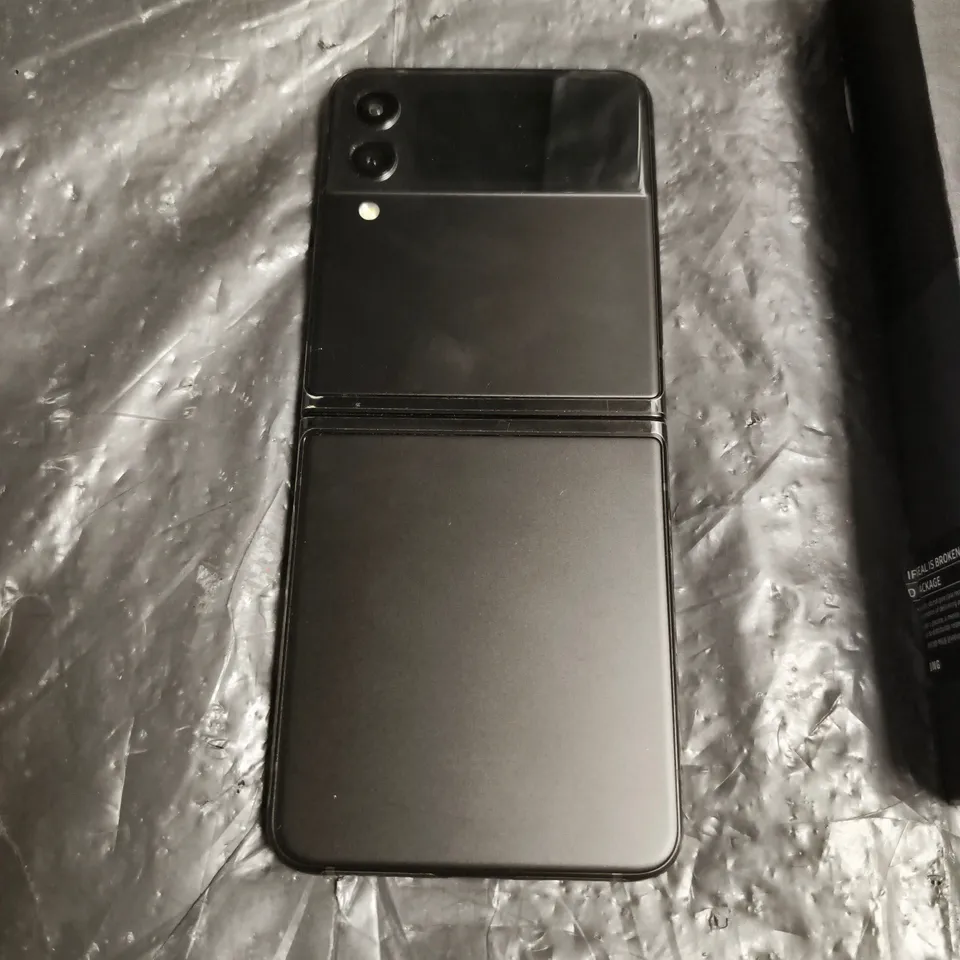 SAMSUNG GALAXY Z FLIP4 SMARTPHONE IN GRAPHITE – (SM-F721B)
