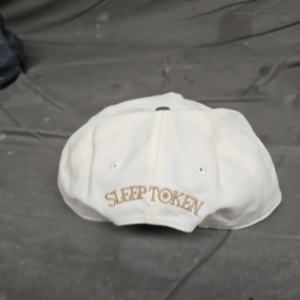 SLEEP TOKEN CAP – WHITE CROWN WITH FLAMINGO EMBROIDERY, OLIVE BRIM