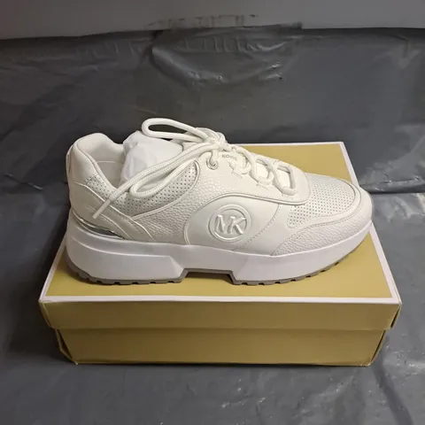 BOXED PAIR OF MICHAEL KORS PERCY FAUX LEATHER TRAINER IN WHITE SIZE US 10M