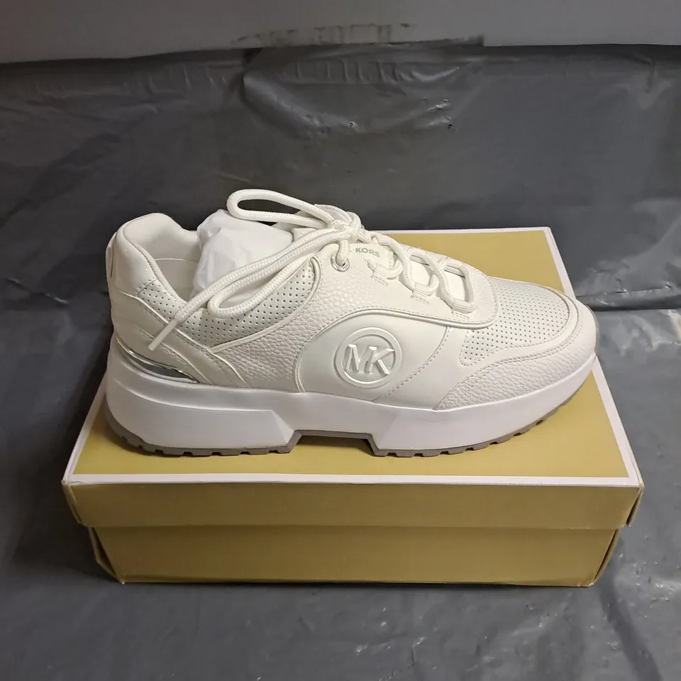 BOXED PAIR OF MICHAEL KORS PERCY FAUX LEATHER TRAINER IN WHITE SIZE US 10M