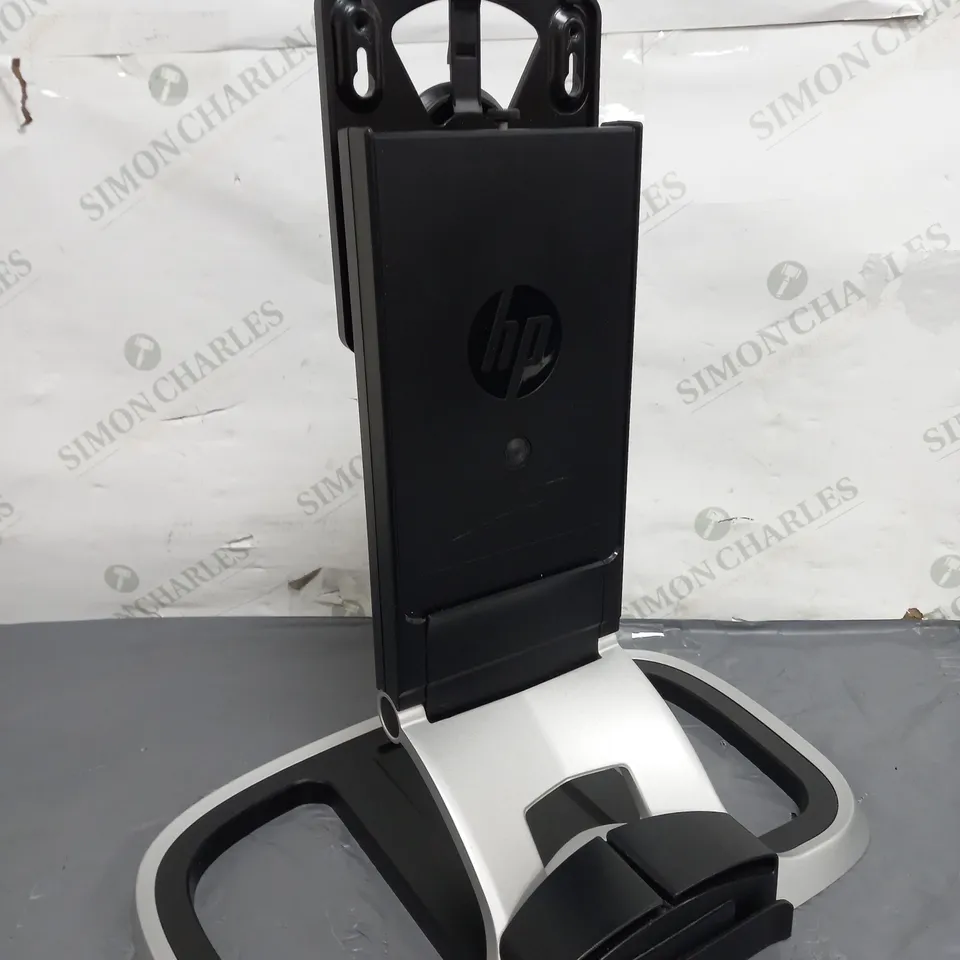 BOX OF 5 HP MONITOR STANDS 