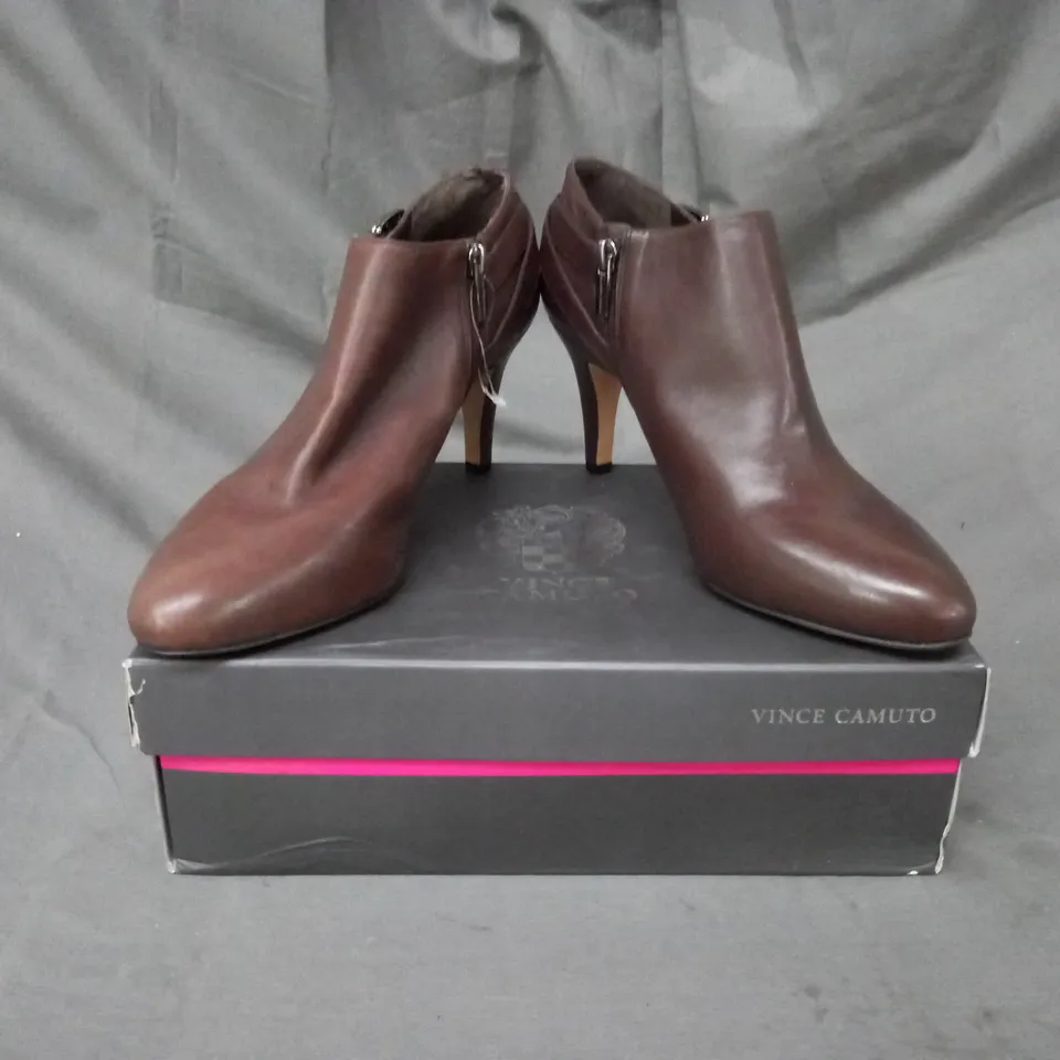 BOXED PAIR OF VINCE CAMUTO VAYDA HEELED LEATHER SHOES IN BROWN EU SIZE 41