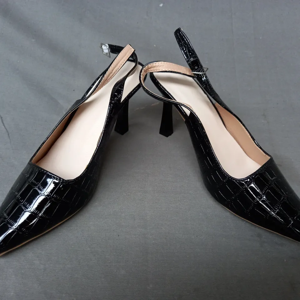 BOXED PAIR OF DESIGNER POINTED TOE HEELED SHOES IN BLACK EU SIZE 38
