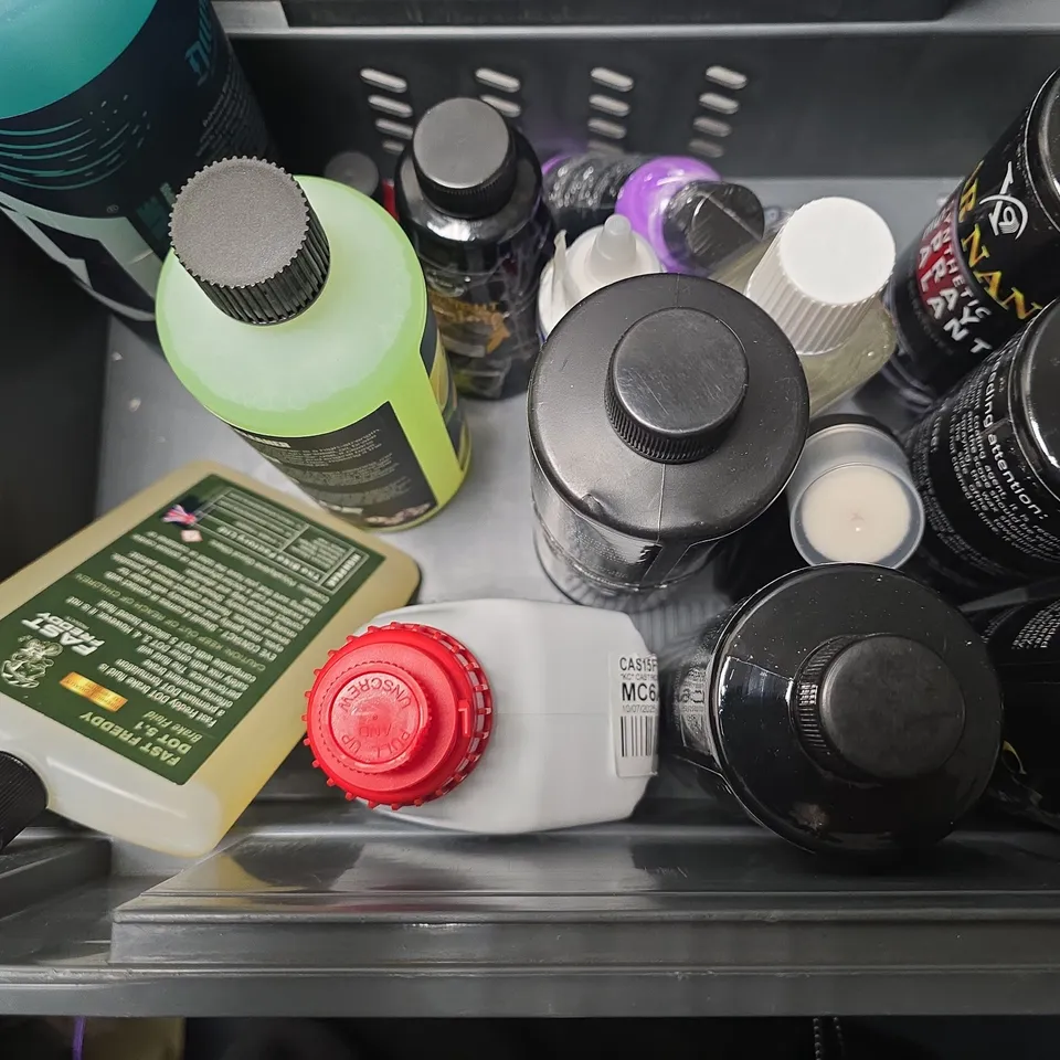 APPROXIMATELY 12 ASSORTED ITEMS TO INCLUDE - T-CUT COLOR FAST , CASTROL FORK OIL , STRESSLESS PROTECTOR LEATHER STEP 2 ETC