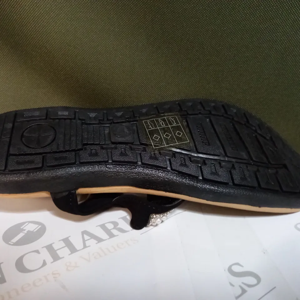 KASARA FAUX PEARL DETAIL THONG SANDAL - SIZE 5