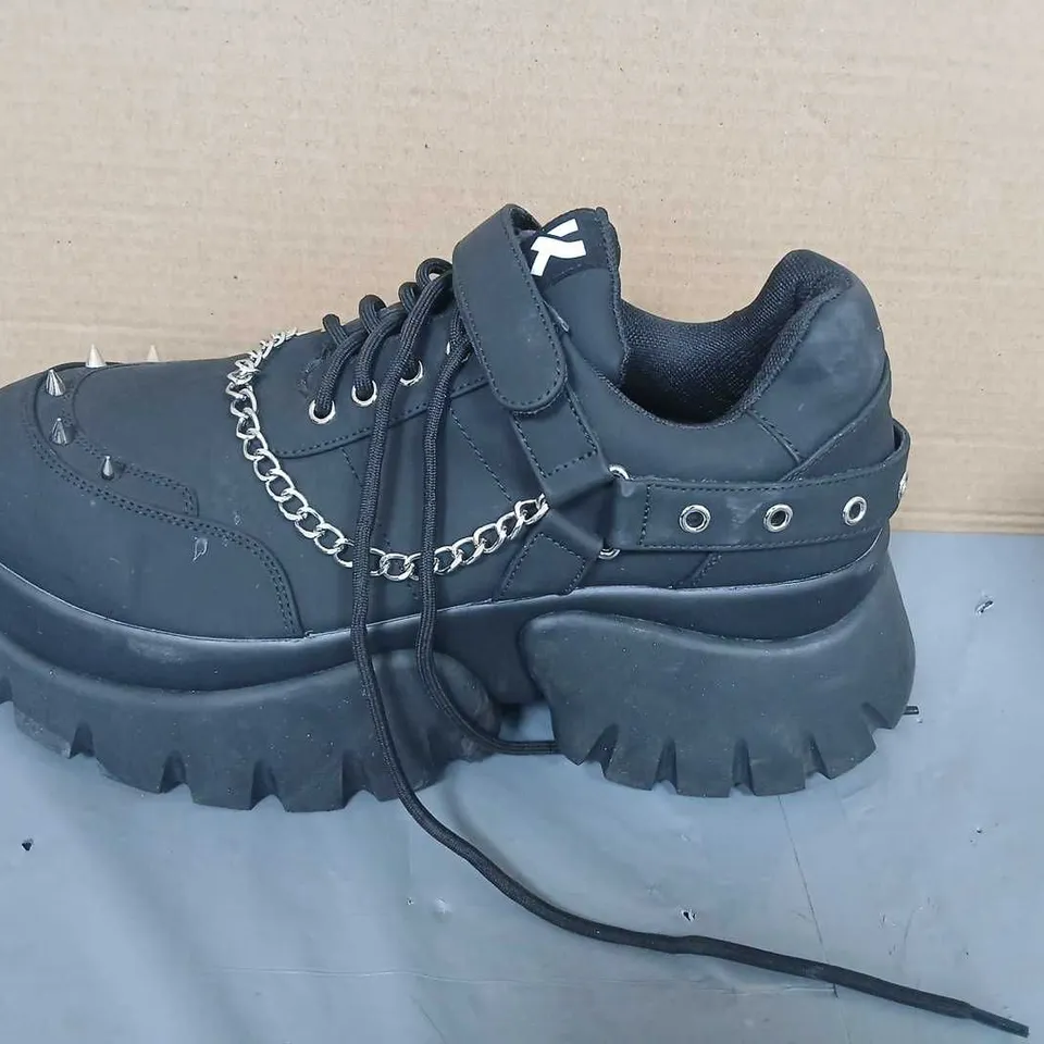 KOI BLACK PLATFORM BOOTS WITH CHAIN DETAILING, UK 10 (EU 44)