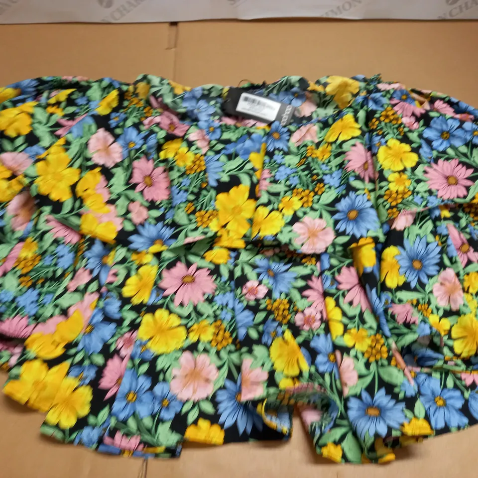 BOOHOO PLUS OFF SHOULDER TOP IN FLORAL - UK 20