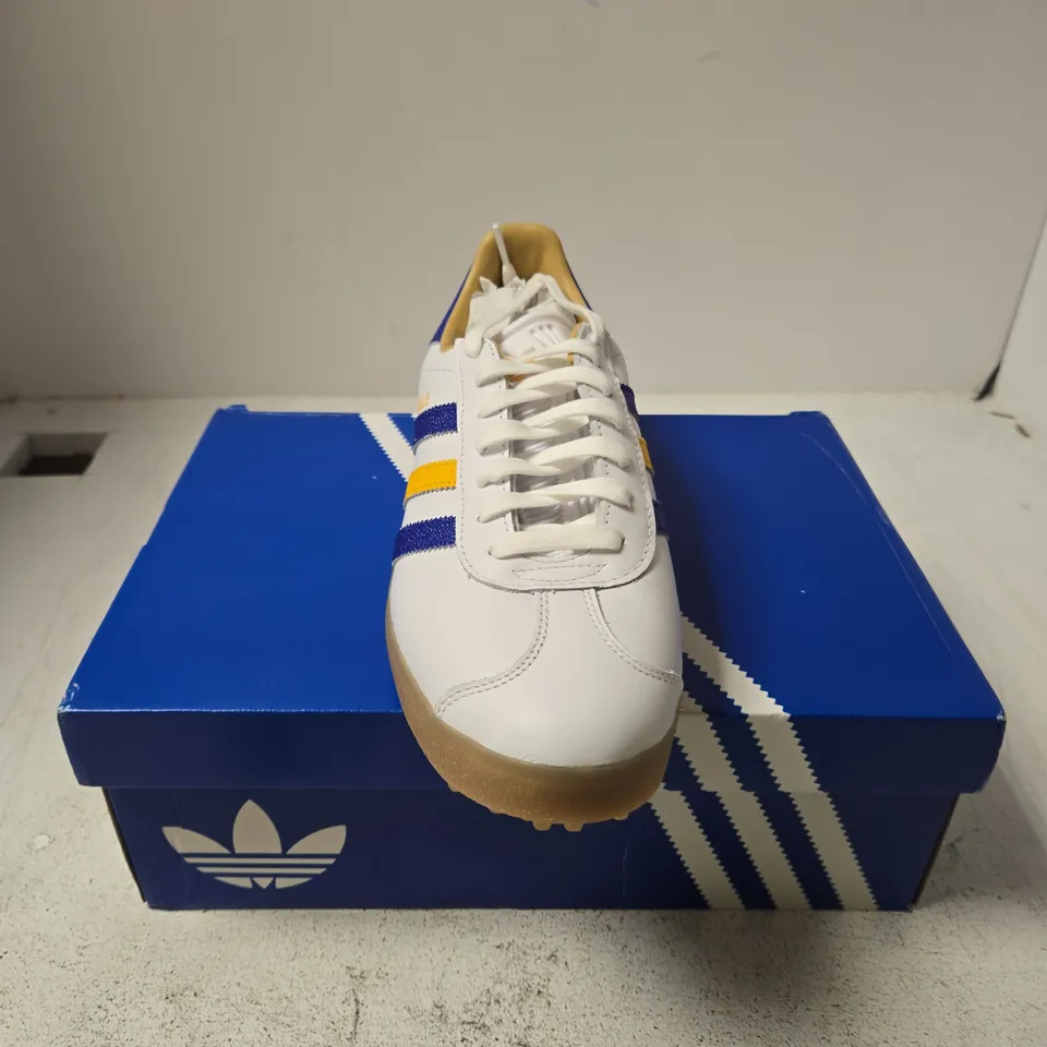 ADIDAS GAZELLE GOLF TRAINERS – WHITE WITH BLUE/YELLOW STRIPES, UK 9.5