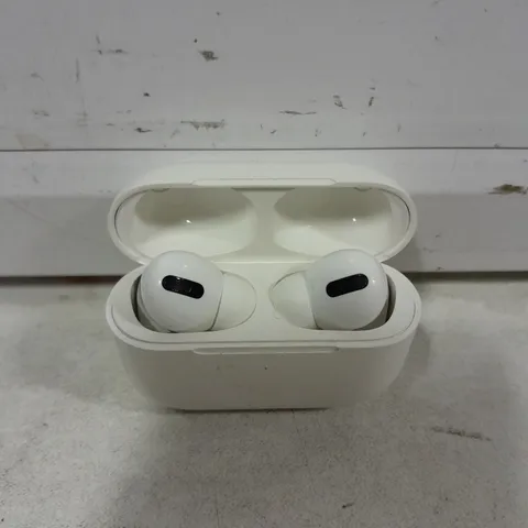 PAIR OF APPLE AIRPODS