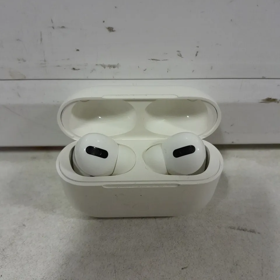 PAIR OF APPLE AIRPODS 