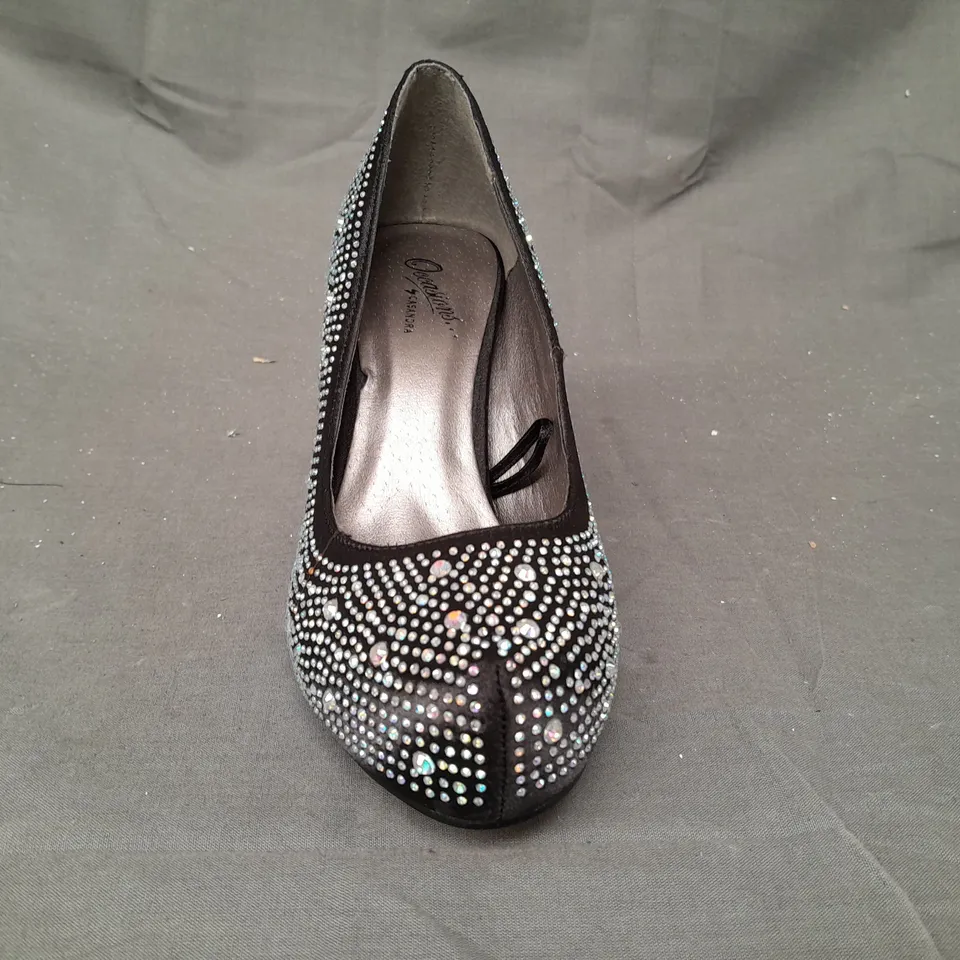 BOX OF APPROXIMATELY 10 BOXED PAIRS OF OCCASIONS CLOSED TOE MID HEELED SHOES IN BLACK SATIN W. JEWEL EFFECT - VARIOUS SIZES