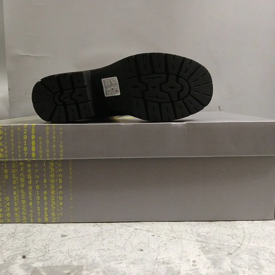 BOXED PAIR OF KOI TEXEL SHEARLING SWITCH BOOTS IN BLACK SIZE UK 4