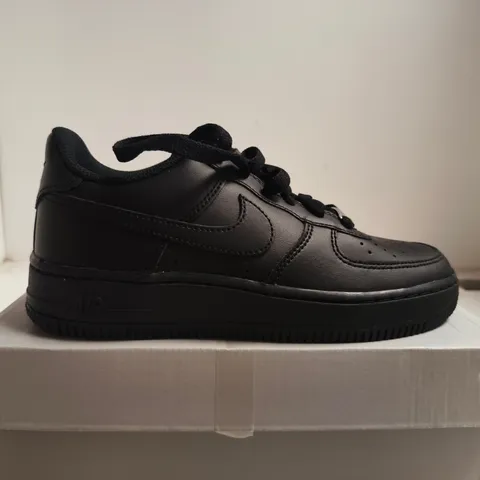 BOXED PAIR OF NIKE AIR FORCE 1 LE (GS) BLACK KIDS' TRAINERS – BOXED, UK 3.5