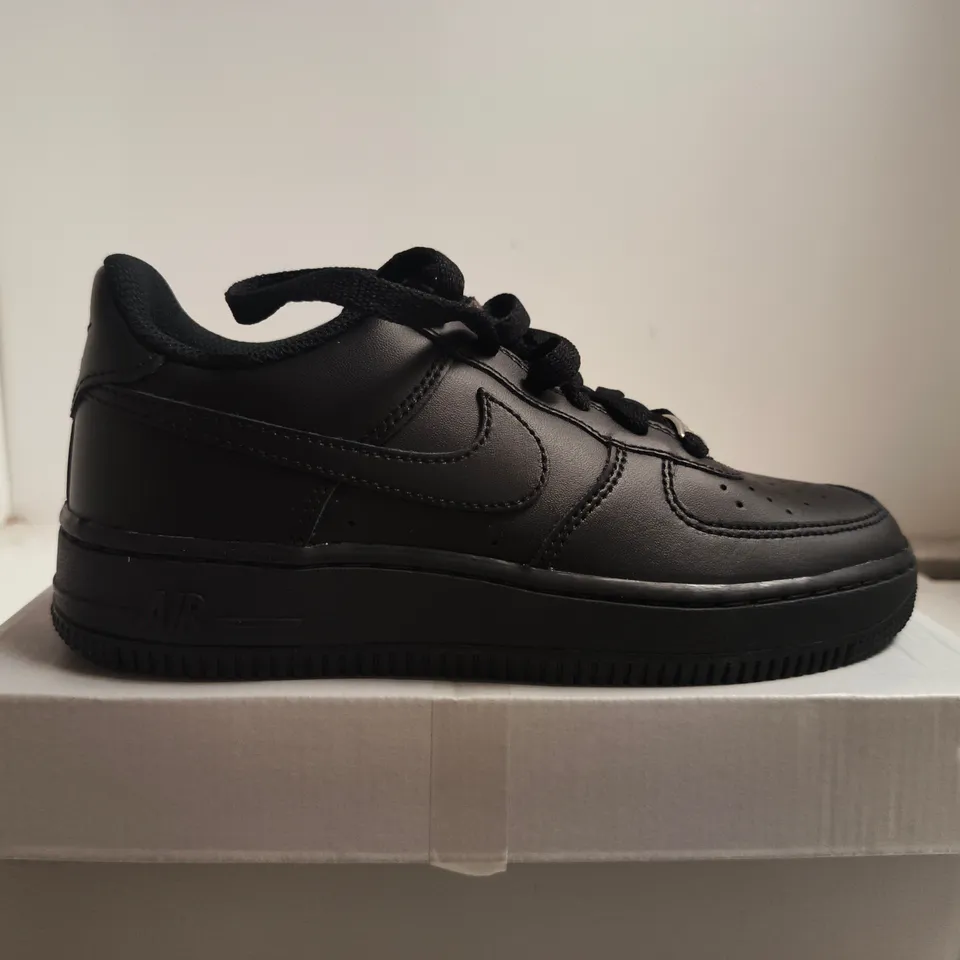 BOXED PAIR OF NIKE AIR FORCE 1 LE (GS) BLACK KIDS' TRAINERS – BOXED, UK 3.5