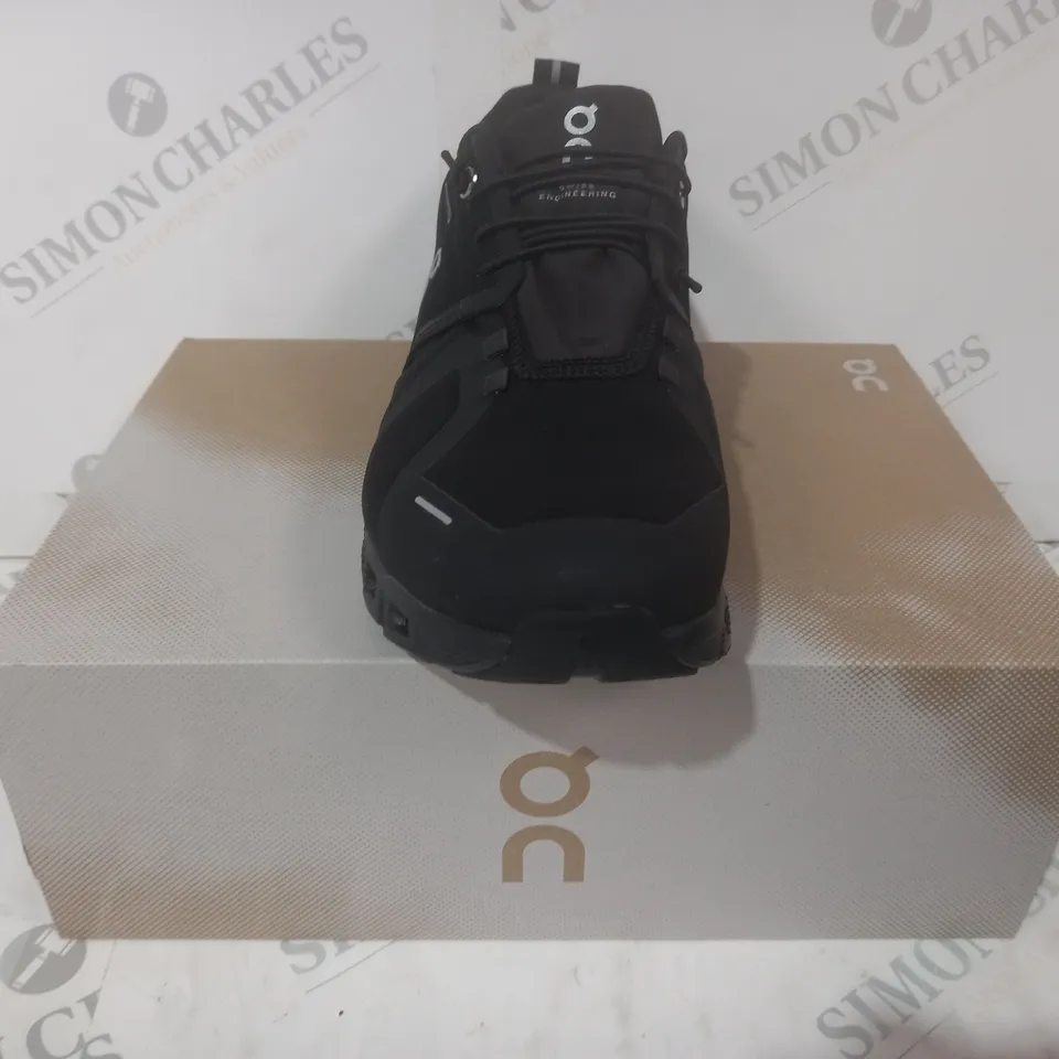 BOXED PAIR OF ON CLOUD 5 WATERPROOF SHOES IN BLACK UK SIZE 6.5