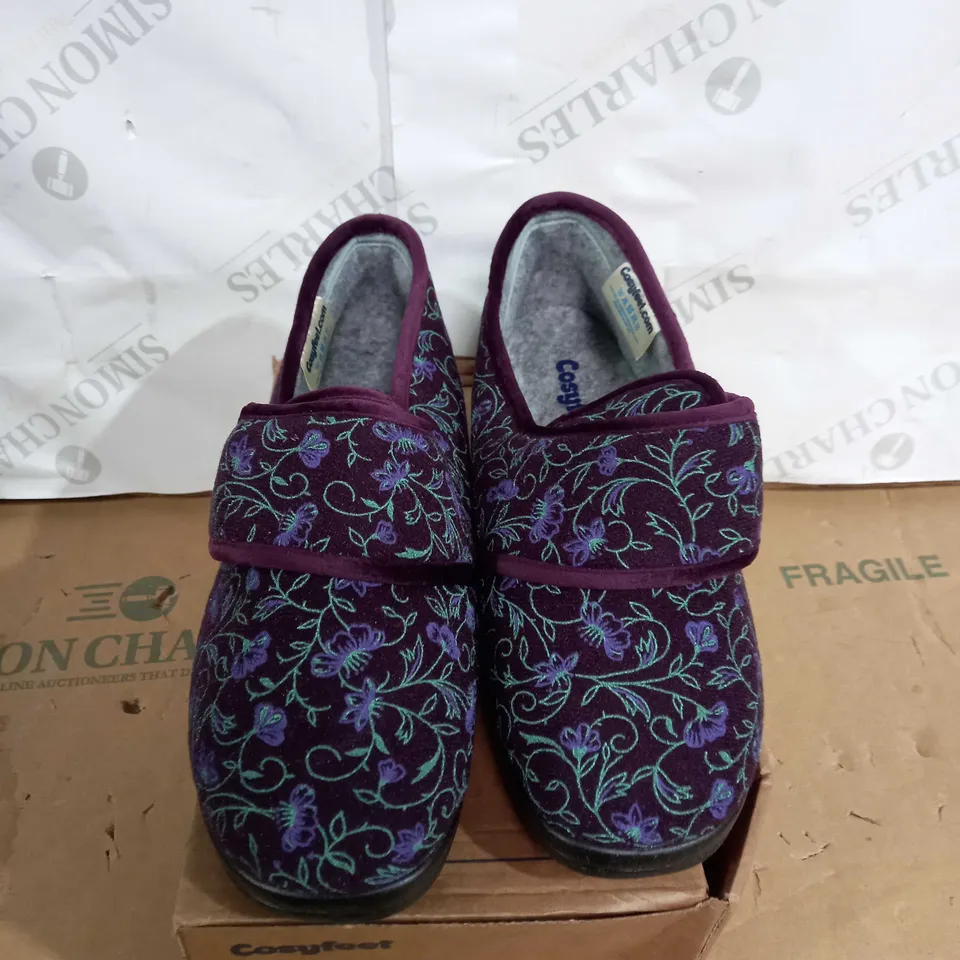 BOXED PAIR OF COSYFEET PLUM FLORAL SLIPPERS SIZE 7