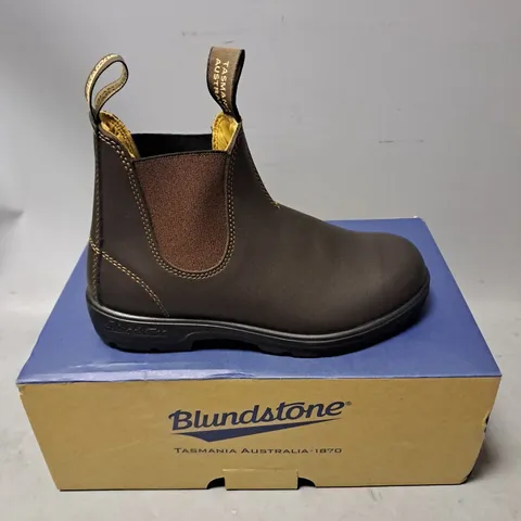 BOXED PAIR OF BLUNDSTONE ELASTIC SIDED LINED BOOT IN WALNUT SIZE 5