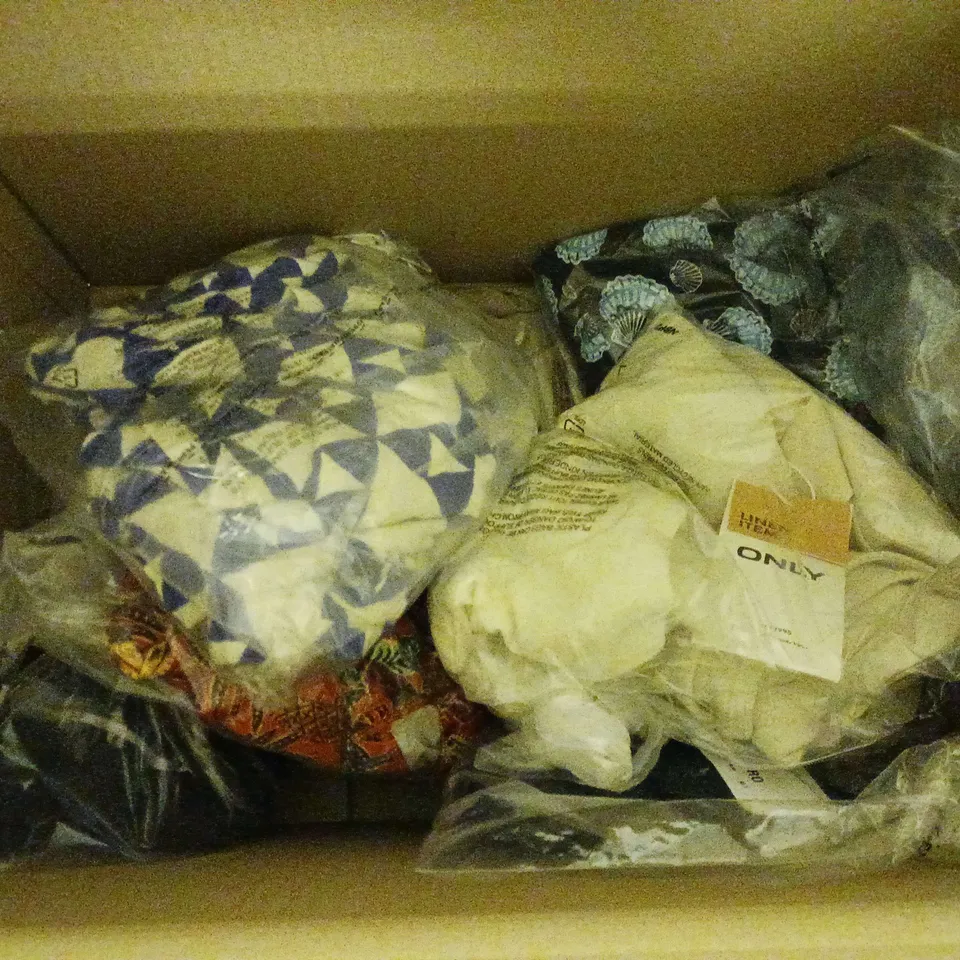 APPROXIMATELY 10 LADIES CLOTHING ITEMS TO INCLUDE DRESSES AND JACKETS